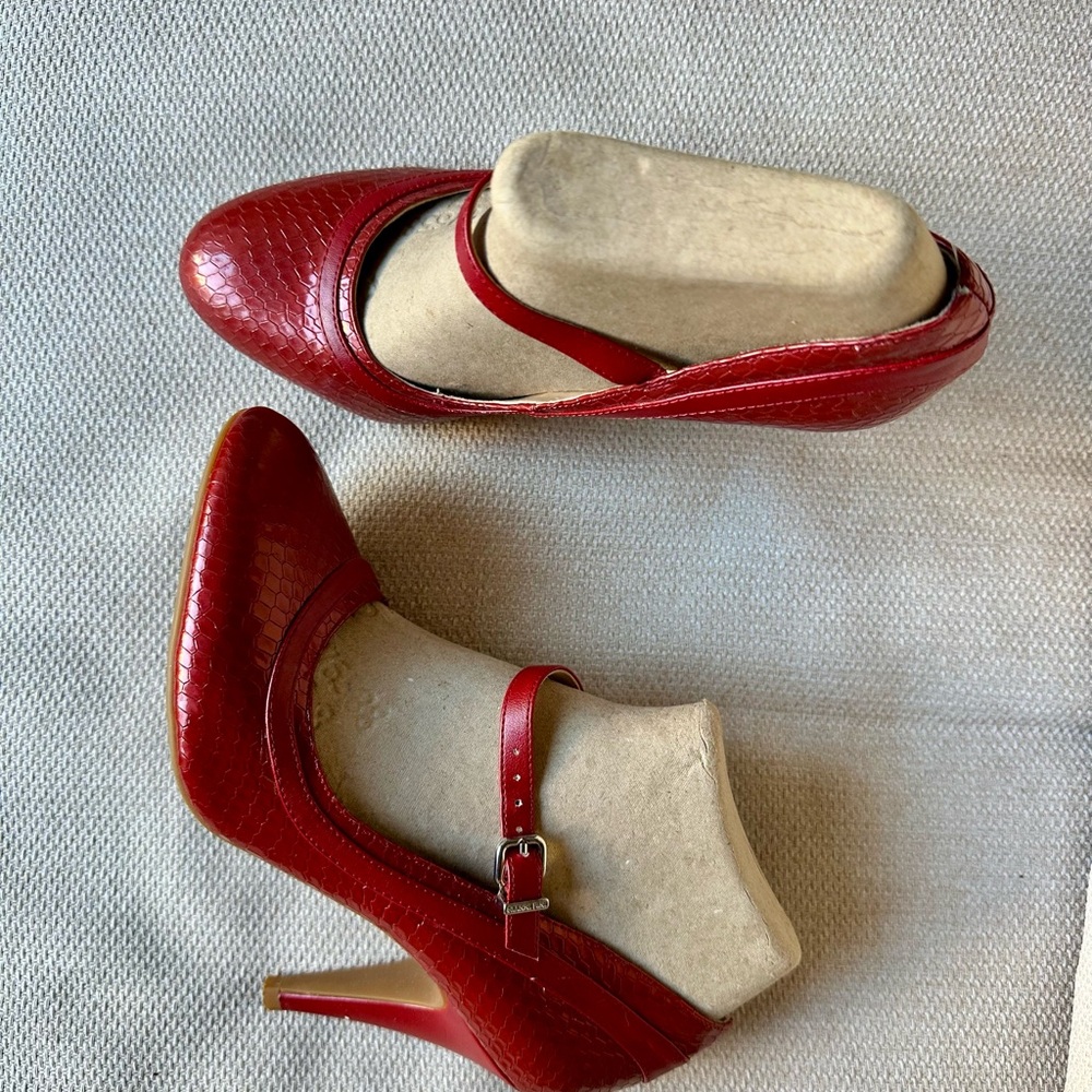 Gianni Bini Red Snakeskin Mary Jane Heels 8.5